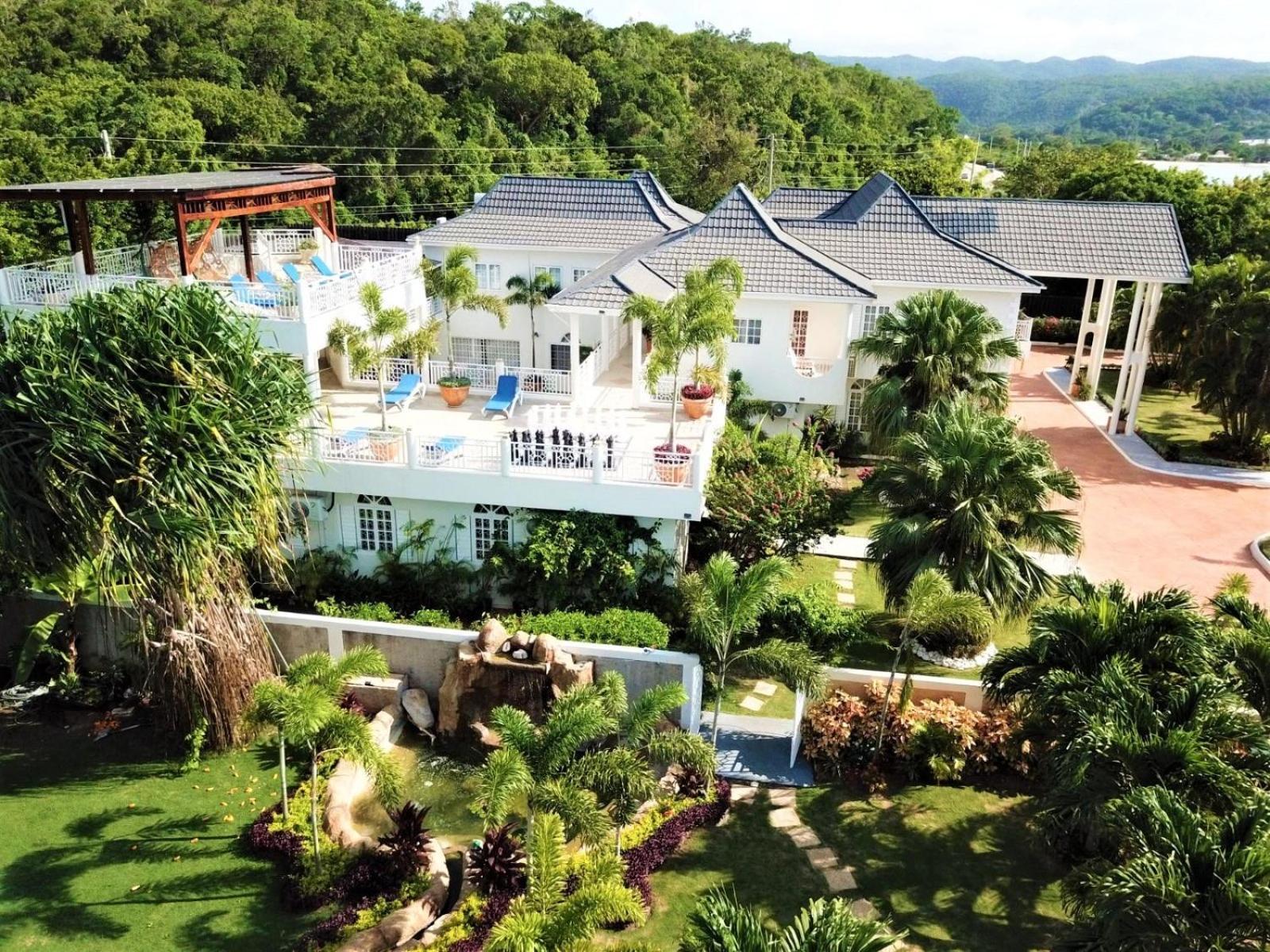 Mais Oui Villa Discovery Bay Exterior photo
