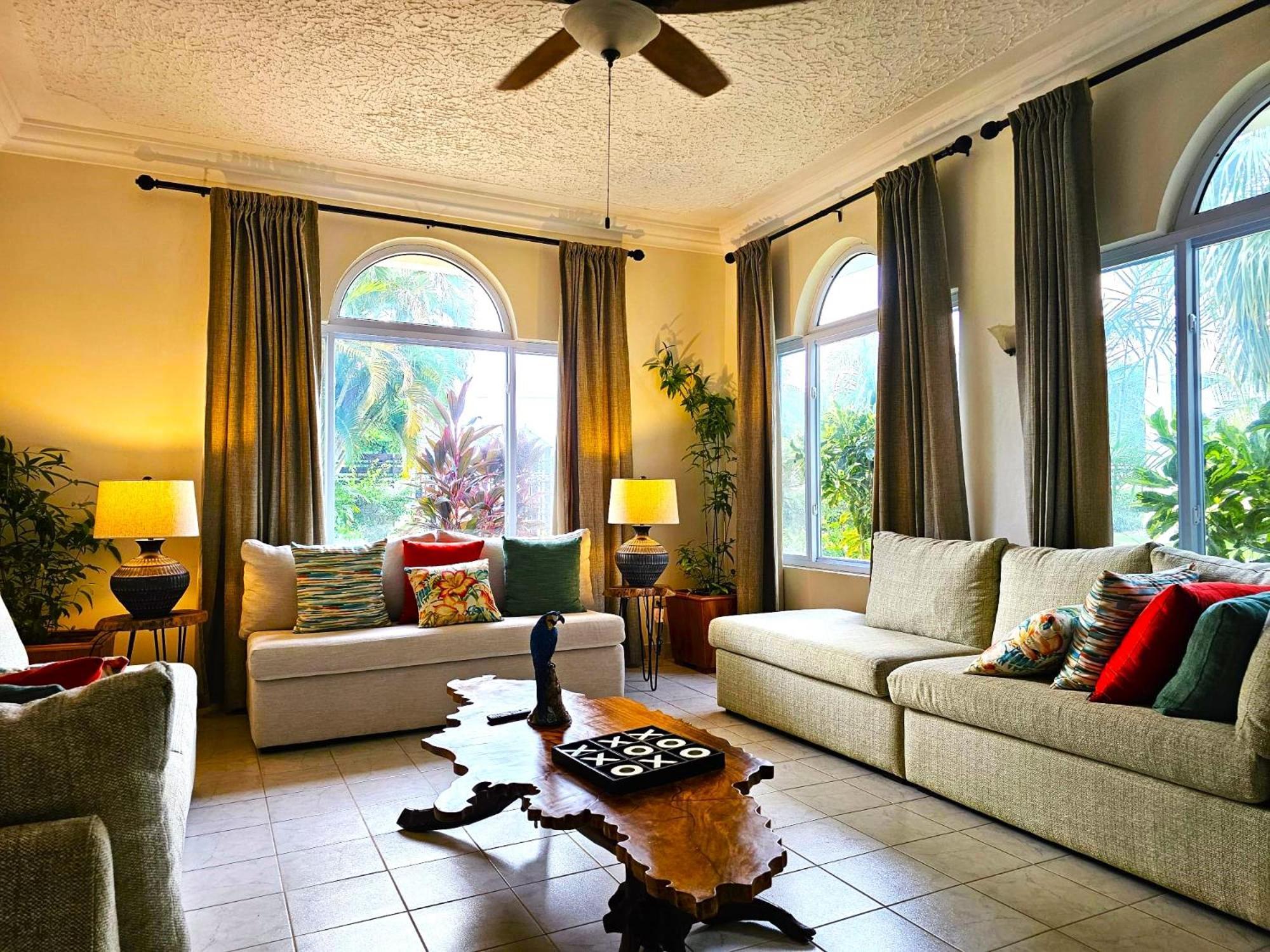 Mais Oui Villa Discovery Bay Exterior photo