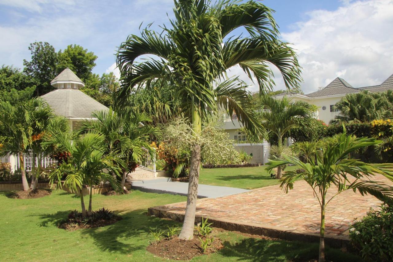 Mais Oui Villa Discovery Bay Exterior photo