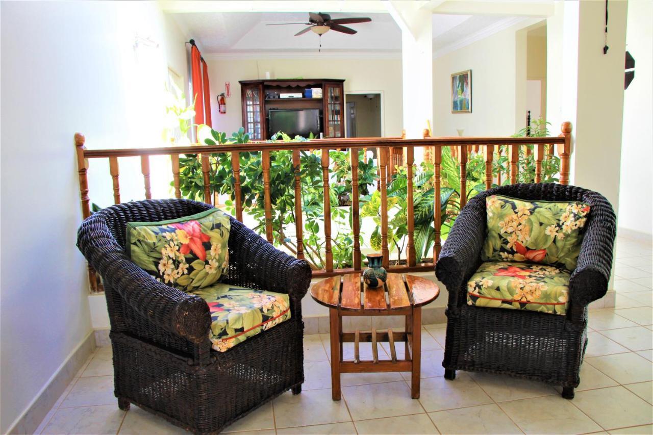 Mais Oui Villa Discovery Bay Exterior photo